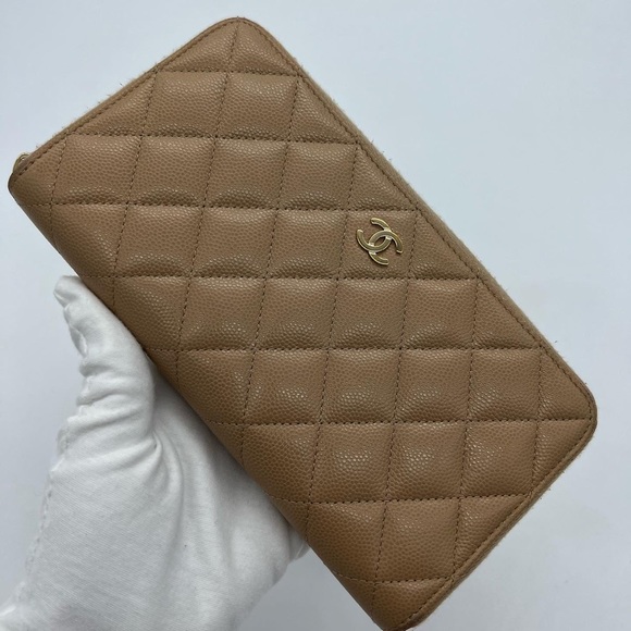 ❌SOLD❌Authentic Chanel beige quilted caviar round zip long wallet - Picture 2 of 12